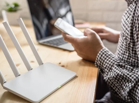 El ‘efecto Drácula’ de tu router: la razón científica por la que duermes peor cada noche El ‘efecto Drácula’ de tu router: la razón científica por la que duermes peor cada noche