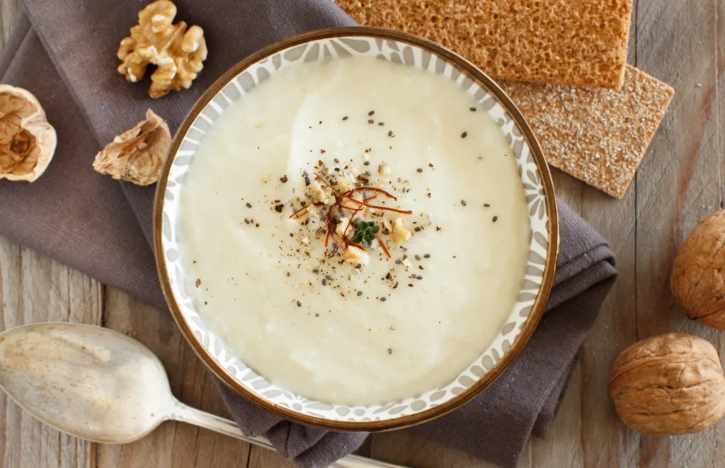 3 platos de cuchara que te salvarán el invierno (y el bolsillo) 2 La magia de la cocina de aprovechamiento se materializa en estos platos de cuchara, un prodigio de sabor y ahorro. Fuente: Freepik