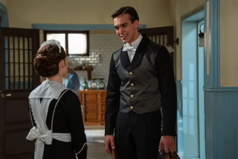 'La Promesa': Un personaje se une para ayudar a Ángela, un misterioso lacayo llega al palacio y Curro confiesa todo 