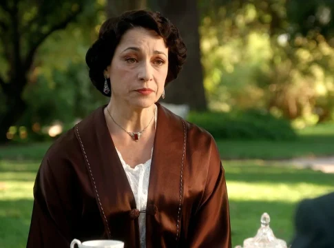 La señora de la casa, Leocadia, se encuentra en un aprieto de su propia creación. La mentira sobre el detective contratado para buscar a Catalina amenaza con derrumbarse sobre ella, pero otros frentes serán igual de intrigantes como este, hoy en 'La Promesa' | Fuente: La Promesa en X La señora de la casa, Leocadia, se encuentra en un aprieto de su propia creación. La mentira sobre el detective contratado para buscar a Catalina amenaza con derrumbarse sobre ella, pero otros frentes serán igual de intrigantes como este, hoy en 'La Promesa'