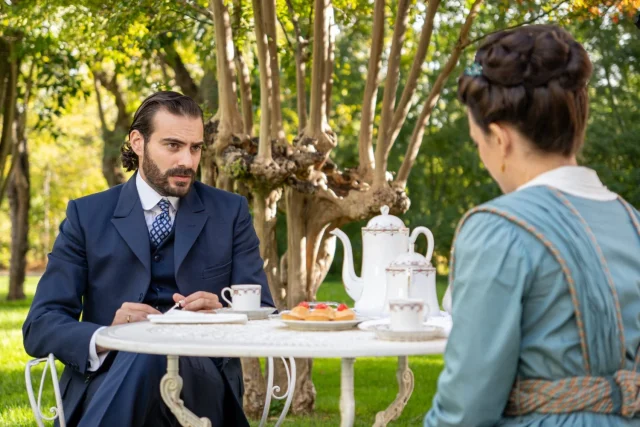 ​'La Promesa': Un nuevo romance nace en el servicio y una cuantiosa oferta podría salvar a Ángela, ¿qué trama Manuel?