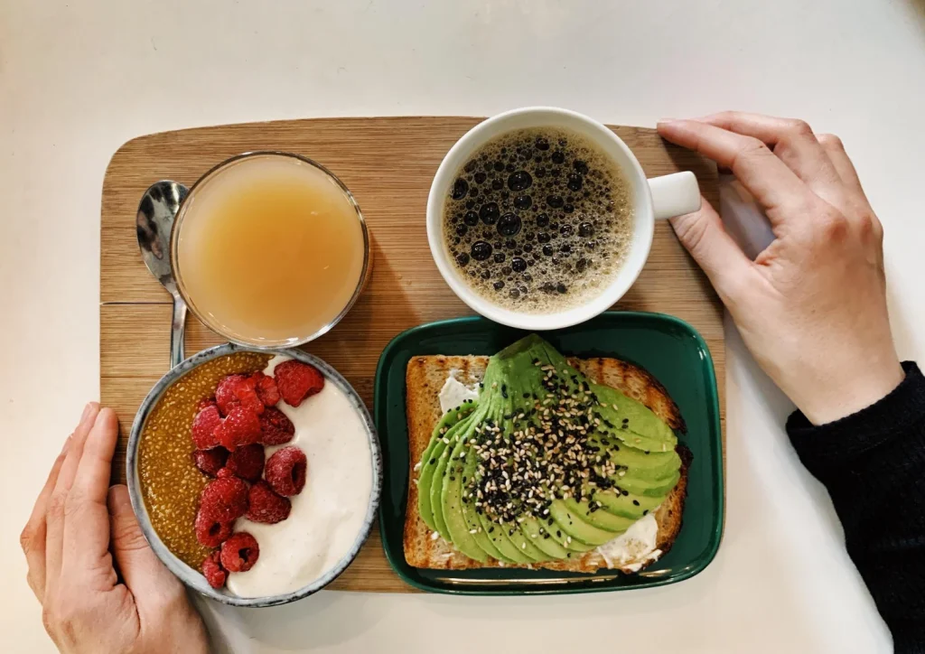 La alimentación juega un papel crucial para despejar el abdomen y potenciar los ejercicios matutinos. Fuente: Freepik 
