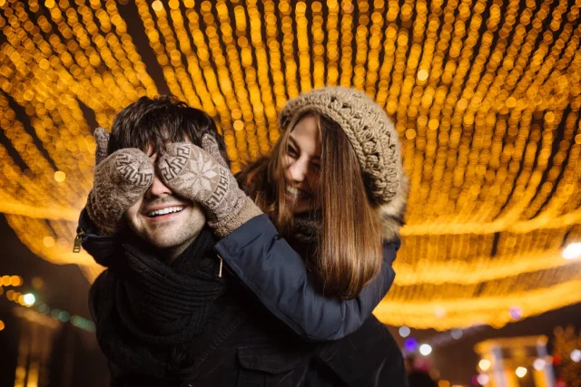 Este pueblo a una hora de Madrid parece Laponia pero es mejor: mercadillo de Navidad, nieve y conciertos sin salir de España