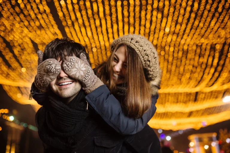 Este pueblo a una hora de Madrid parece Laponia pero es mejor: mercadillo de Navidad, nieve y conciertos sin salir de España