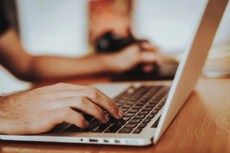 Un estudio revela que 7 de cada 10 españoles sitúan el precio como el factor más importante al comprar ropa