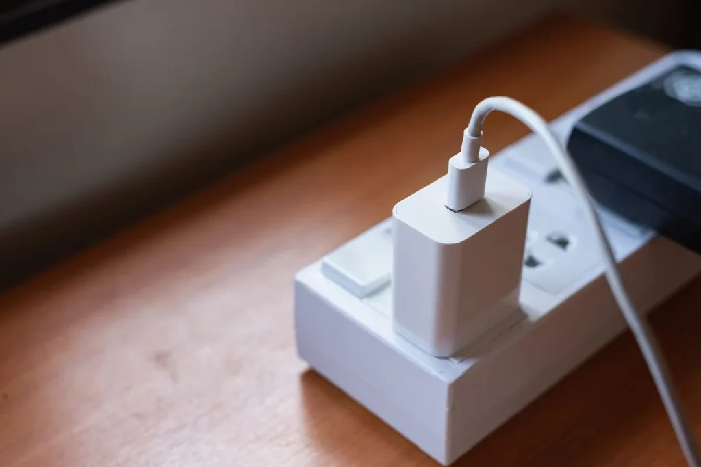 ¿Dejas el cargador enchufado sin cargar? Esto es lo que te está costando exactamente cada mes 4 Ahorra dinero en luz desconectando el cargador cuando no está en uso para evitar gastos innecesarios