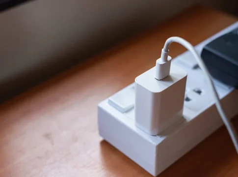 Ahorra dinero en luz desconectando el cargador cuando no está en uso para evitar gastos innecesarios Ahorra dinero en luz desconectando el cargador cuando no está en uso para evitar gastos innecesarios