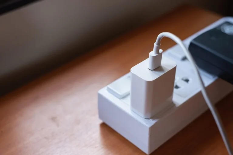 DJI sorprende con un cargador GaN de 140W que cuesta 30 euros y tiene pantalla