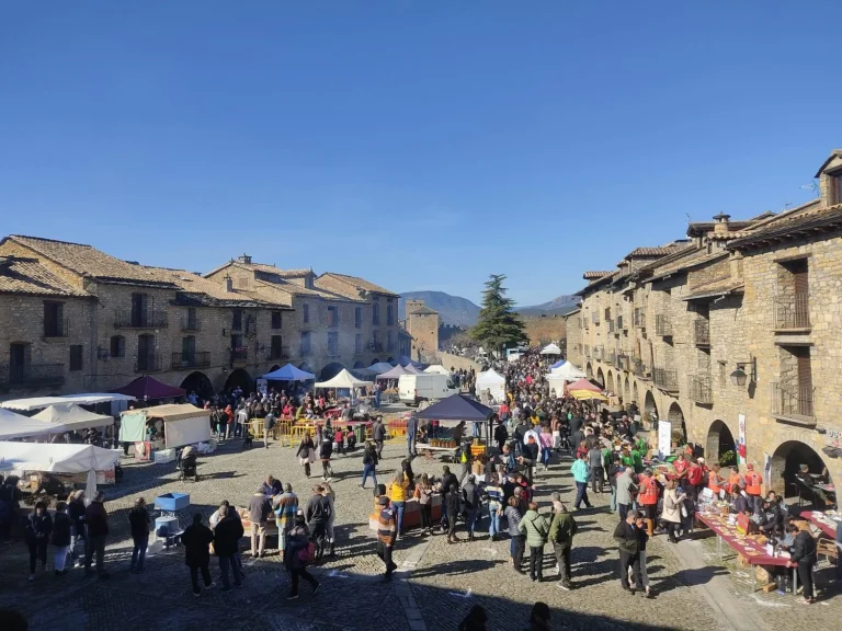 10 minutos de Ordesa: Aínsa es el pueblo medieval que se transforma con la nieve