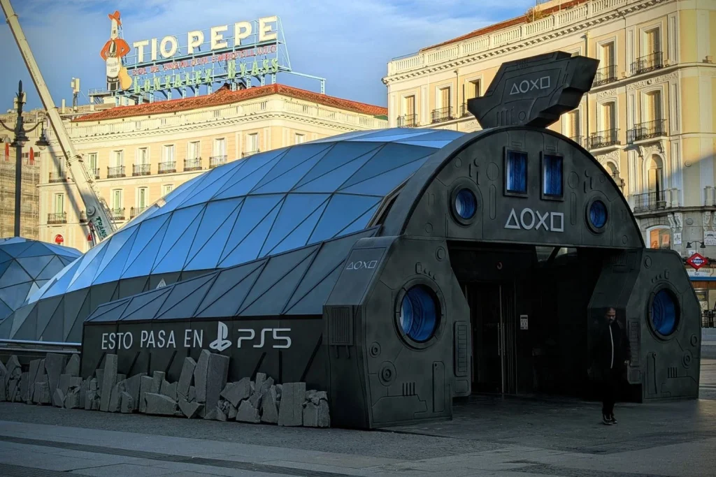 Ballena de Sol con publicidad de PlayStation