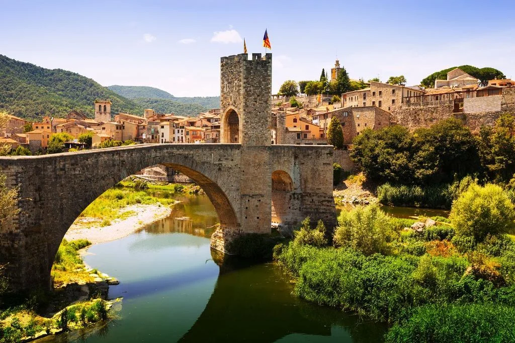 Besalú, la calma navideña de la Edad Media de los pueblos españoles 