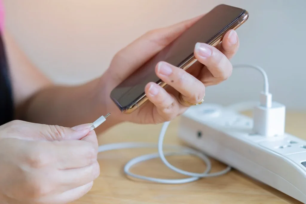 Cargar el móvil de esta forma no daña la batería y la ciencia desmiente el mito más extendido