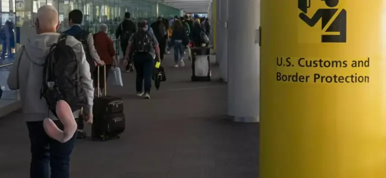 Aena estrena el primer control de seguridad de Barajas sin sacar líquidos ni portátiles