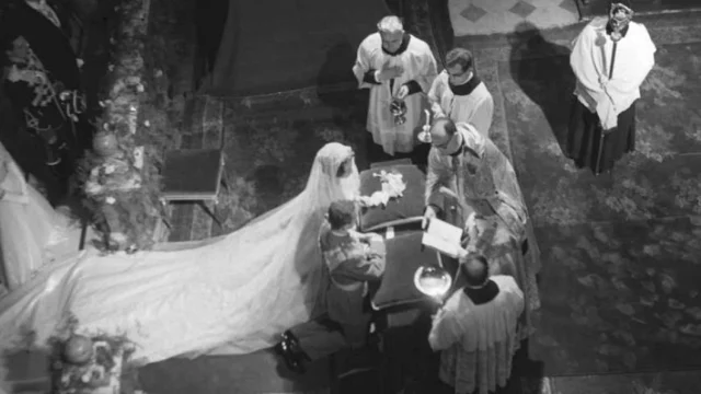 “Cuando se dio cuenta, no pudo contener las lágrimas”: El detalle que hizo llorar a la reina Sofía el día de su boda 