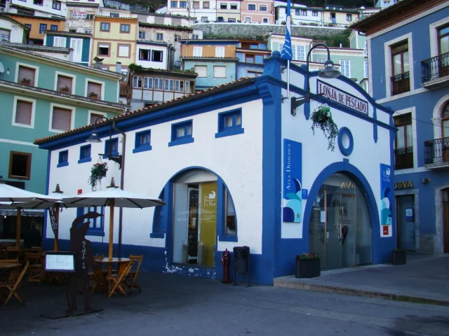 Cudillero, el pueblo asturiano que parece un anfiteatro griego frente al Cantábrico: casas de colores, cuestas imposibles y fotos sin filtro a media hora de Avilés