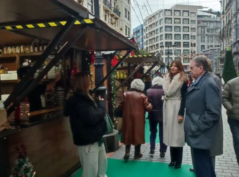 De la artesanía al food truck. los mercadillos navideños pierden su identidad en las plazas españolas De la artesanía al food truck: los mercadillos navideños pierden su identidad en las plazas españolas