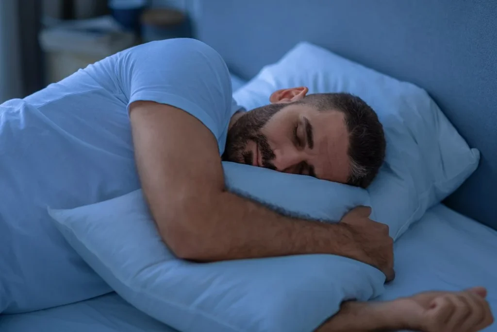 Dormir en una postura u otra no es indiferente: esta es la que mejor ayuda a tus órganos, según la ciencia 4 Descansar en una postura específica mejora la función de los órganos, confirman investigadores