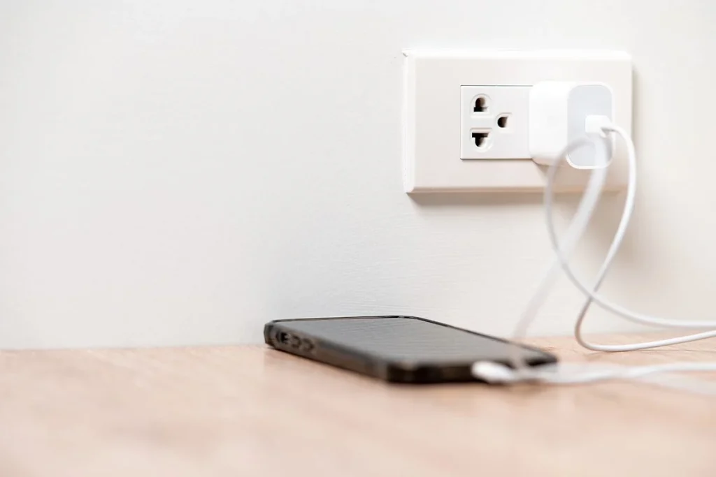 ¿Dejas el cargador enchufado sin cargar? Esto es lo que te está costando exactamente cada mes 2 Descubre el gasto mensual exacto que supone mantener el cargador conectado a la red permanentemente