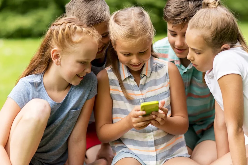 Dinamarca quiere ser el ejemplo de Europa: así piensa cortar la adicción al móvil entre sus jóvenes 1 Dinamarca implementa medidas para cortar la adicción al móvil entre su población adolescente