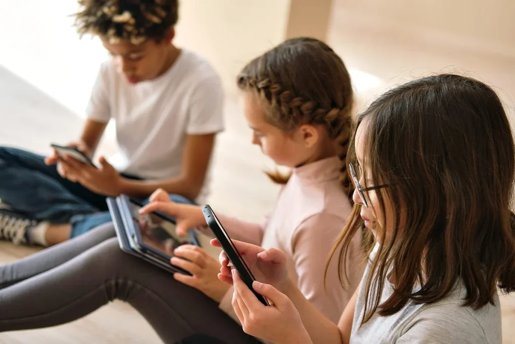 Dinamarca quiere ser el ejemplo de Europa: así piensa cortar la adicción al móvil entre sus jóvenes 2 Dinamarca lidera en Europa con estrategias para reducir la adicción al móvil en jóvenes