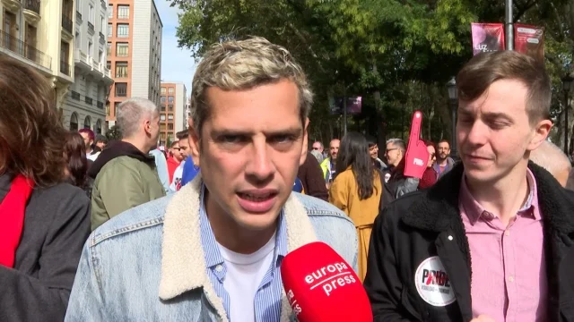 Eduardo Casanova no es el primero: cuando figuras como Magic Johnson o Charlie Sheen convirtieron el VIH en un debate social