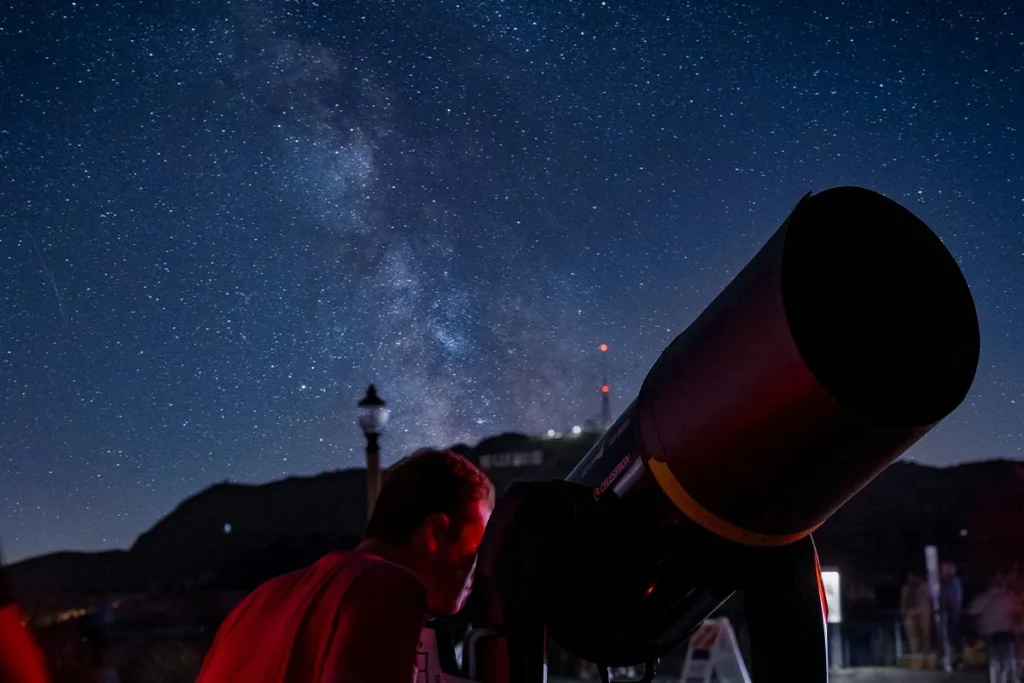 El telescopio James Webb acaba de detectar algo nunca antes visto: Astrónomos descubren las primeras estrellas del universo 1 El James Webb capta imágenes inéditas que revelan el origen estelar del cosmos