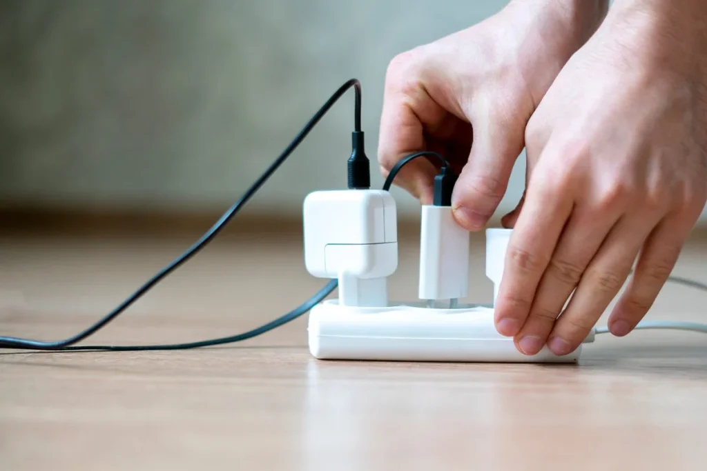 ¿Dejas el cargador enchufado sin cargar? Esto es lo que te está costando exactamente cada mes 3 El consumo fantasma del cargador enchufado impacta en tu economía doméstica más de lo que piensas