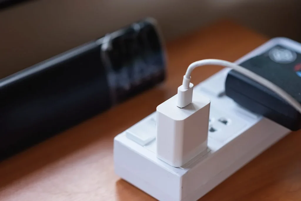 ¿Dejas el cargador enchufado sin cargar? Esto es lo que te está costando exactamente cada mes 1 El coste real en la factura eléctrica por dejar el cargador enchufado sin utilizarlo