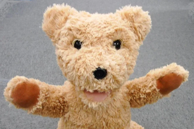 El nuevo peluche de tu hijo es en realidad un 'amigo invisible' con IA que sabe más de él que sus padres