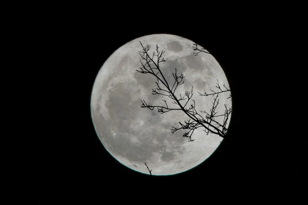 El origen de la Luna queda esclarecido al confirmar la influencia de un planeta oculto en su nacimiento