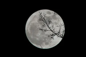El origen de la Luna queda esclarecido al confirmar la influencia de un planeta oculto en su nacimiento