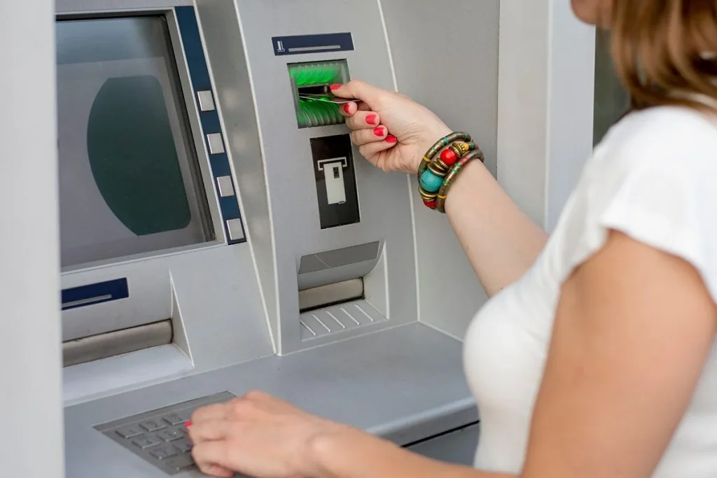 Los expertos piden evitar los cajeros que dan directamente a la calle por este motivo 2 El peligro oculto de usar cajeros a pie de calle alerta a los especialistas en fraudes bancarios