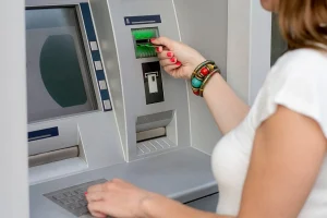 El peligro oculto de usar cajeros a pie de calle alerta a los especialistas en fraudes bancarios