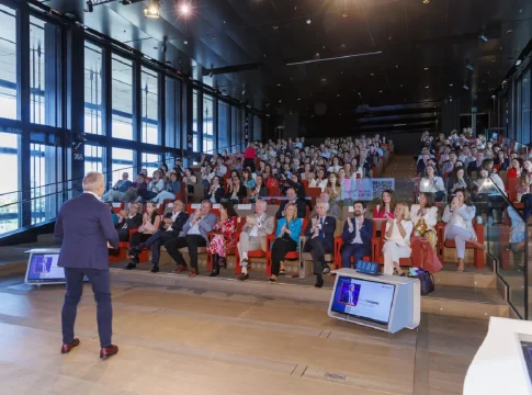 Enric Company, conferenciante motivacional y presentador de eventos corporativos. Enric Company, conferenciante motivacional y presentador de eventos corporativos.