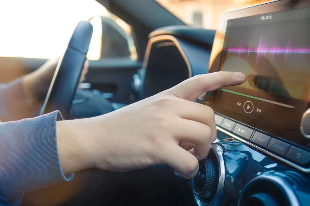 Euro NCAP establece fecha límite para pantallas táctiles en vehículos debido a riesgos de distracción