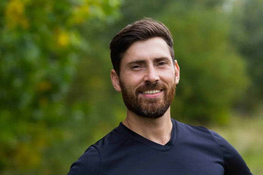 Dr. Benito León, especialista en biología humana: "El cuerpo emite luz constantemente y es más peligroso de lo que crees" 2 Expertos en biología humana explican la peligrosidad oculta detrás de la bioluminiscencia natural del cuerpo