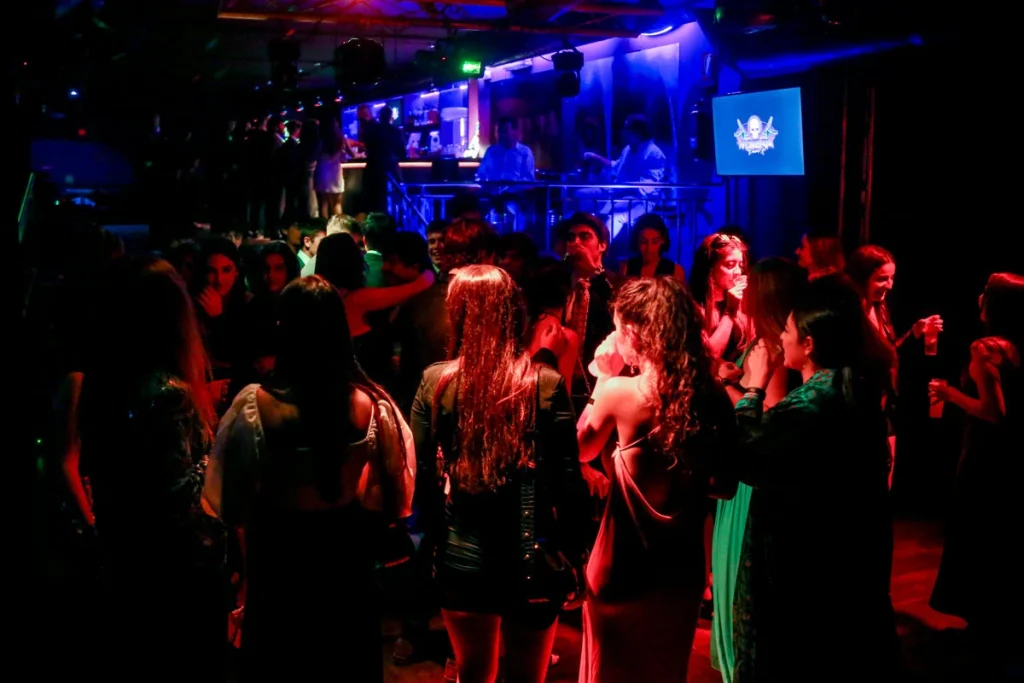 Los dos frentes del ocio nocturno en Madrid: desbloquear los aforos o colaborar con el Ayuntamiento en campañas contra el ruido 1 Fiesta de Nochevieja en una discoteca de Madrid