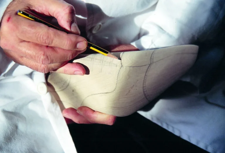 Carmina Shoemaker refuerza su apuesta por la artesanía española con su servicio Goodyear