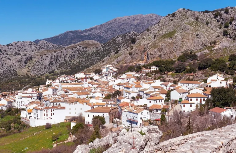 Grazalema, el pueblo blanco que parece los Alpes en invierno: niebla baja, senderos entre castaños y chimeneas encendidas a hora y media de Málaga