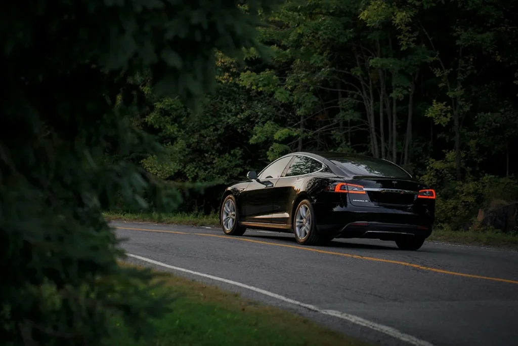 La DGT regula la conducción autónoma y concede la primera licencia oficial a una marca pionera