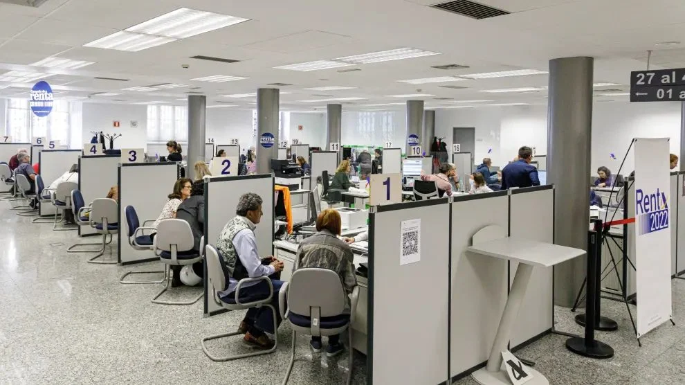 El 'gran relevo público': los funcionarios que necesita España para evitar el colapso en 2035 2 La OEP como salvavidas: 40.000 plazas y un ejército de nuevos perfiles