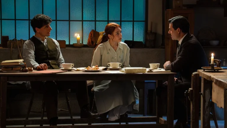 'La Promesa': Le han robado un beso a Manuel, ¿y ahora?