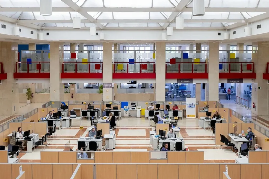 El 'gran relevo público': los funcionarios que necesita España para evitar el colapso en 2035 1 La bomba demográfica en la Administración: un relevo que ya no se puede aplazar