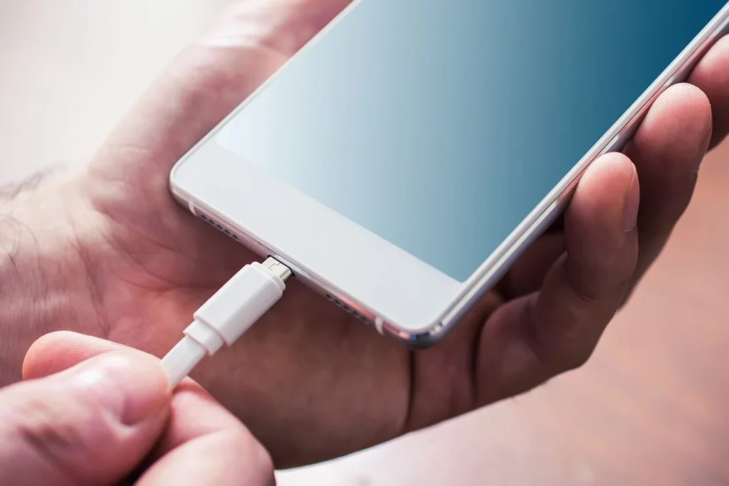La ciencia confirma que cargar el móvil de cierta manera no perjudica la batería como se creía