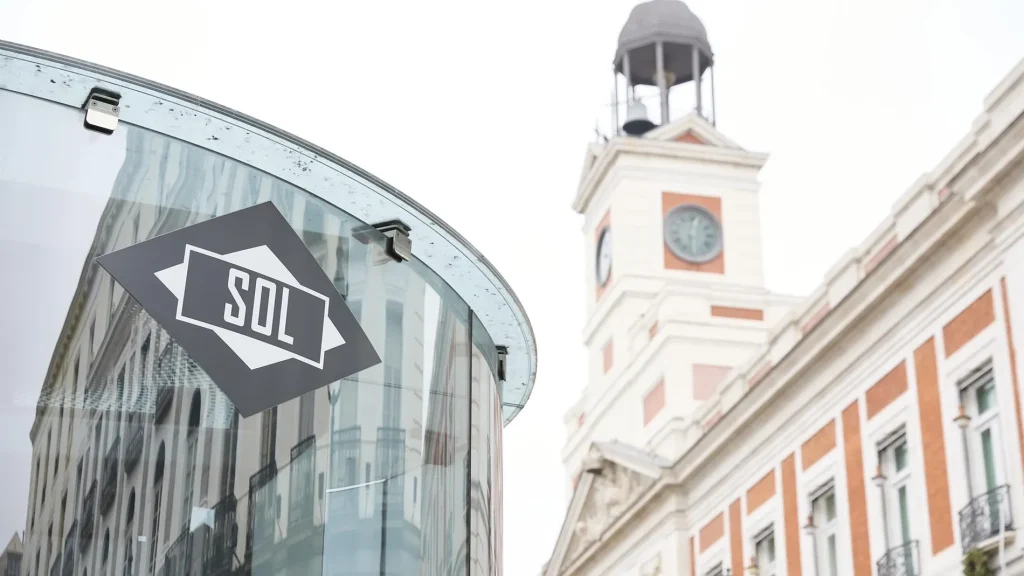 Estación de Sol, con la Real Casa de Correos de fondo