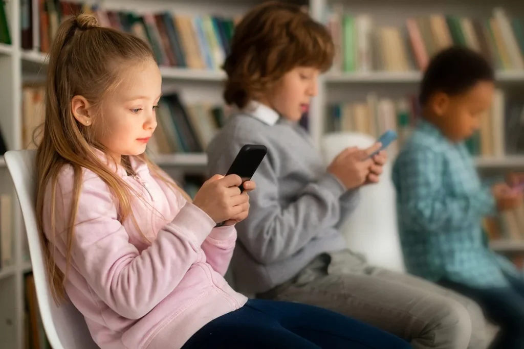 Dinamarca quiere ser el ejemplo de Europa: así piensa cortar la adicción al móvil entre sus jóvenes 3 La estrategia danesa contra el móvil en jóvenes se posiciona como ejemplo europeo de éxito