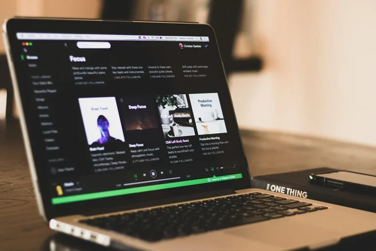 La música IA inunda Spotify: artistas fantasma como Ruby Black arrasan en los tops virales