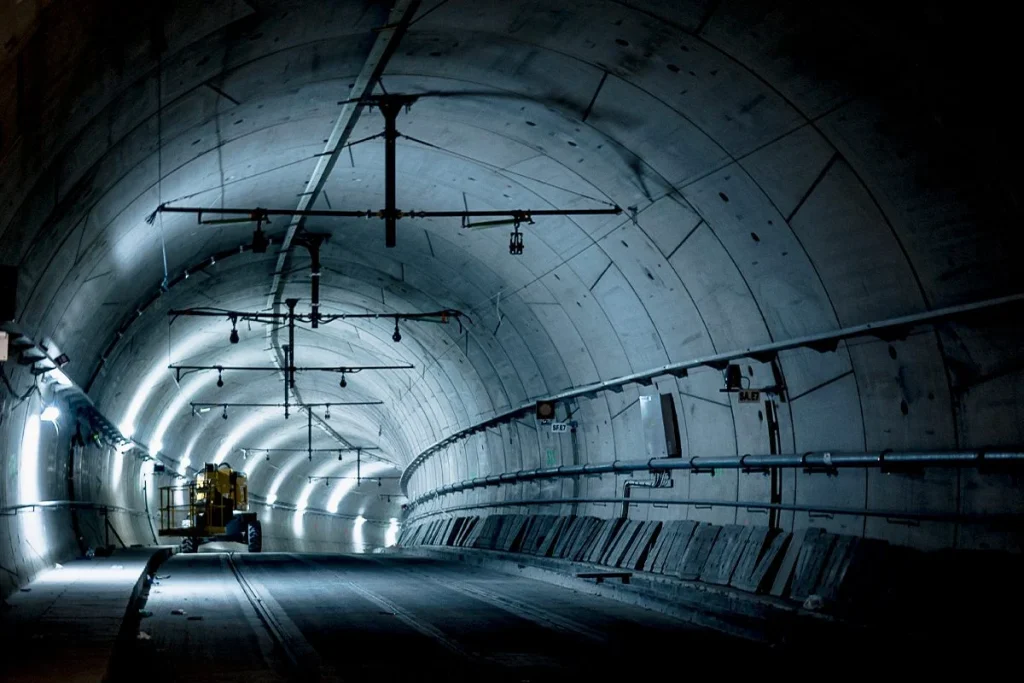 Ingeniería al límite: perforadoras gigantes, robots y turnos sin pausa para construir la megainfraestructura submarina del siglo XXI 3 La nueva megainfraestructura submarina combina tecnología pesada y robótica para construir sin pausa bajo el océano