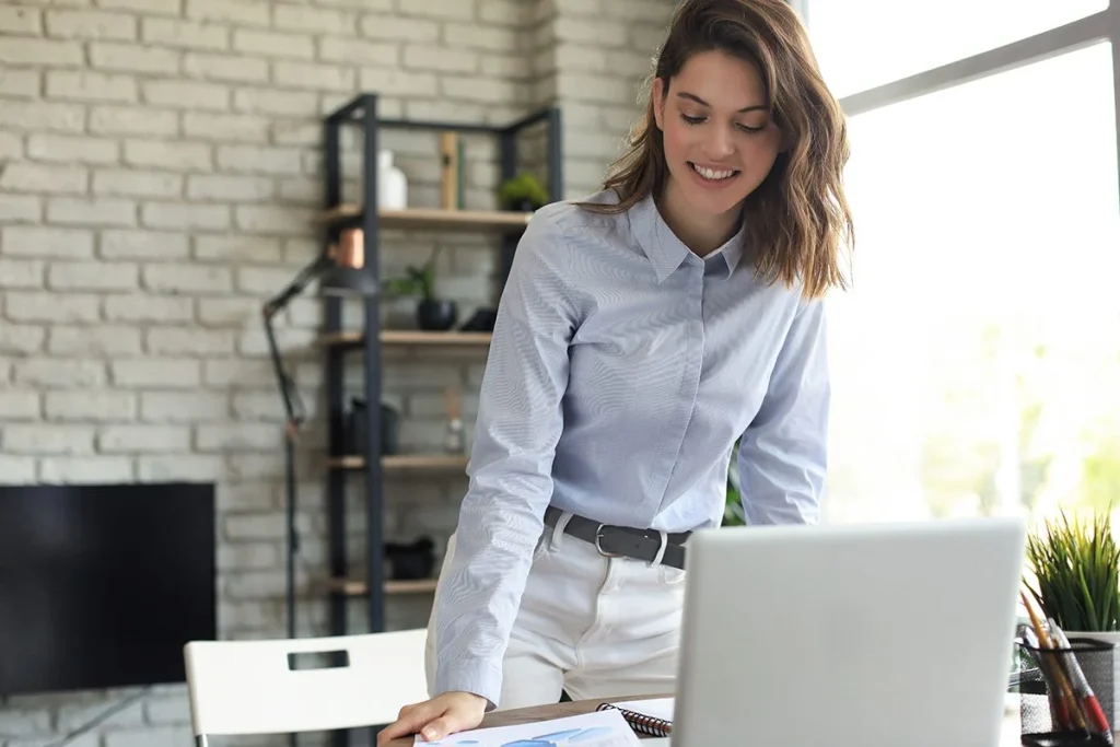 Jamie Dimon, CEO de JPMorgan lanza su predicción más radical: semanas laborales de 3 días y medio gracias a la IA 2 La predicción de Jamie Dimon sobre semanas de 3 días y medio marca un cambio en el futuro del trabajo