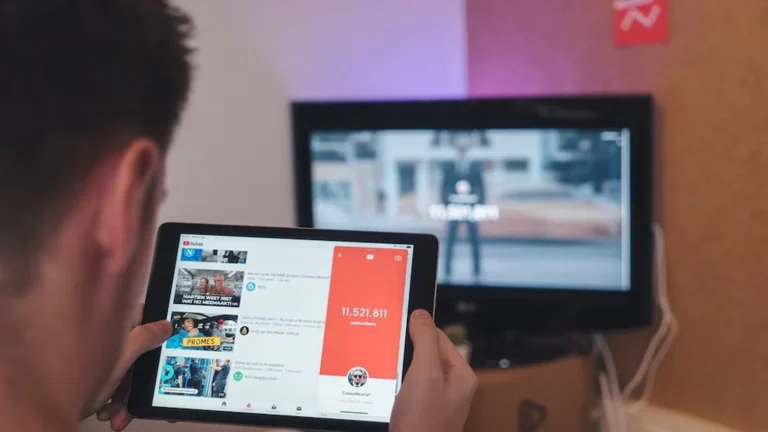 La televisión y la prensa suspenden a las redes y YouTube en la batalla de la confianza informativa en España